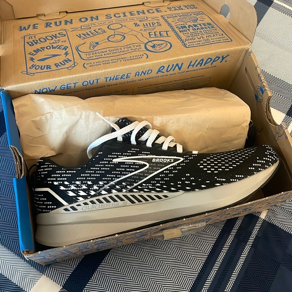 BROOKS LEVITATE CTS - Picture 2 of 8